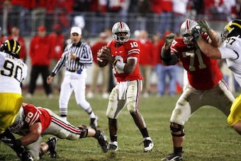 COLUMBUS, OH - NOVEMBER 18:  Quarterback Troy Smith #10 of the Ohio State Buckeyes looks for a receiver against the Michigan Wolverines on November 18, 2006 at Ohio Stadium in Columbus, Ohio.  Ohio State won 42-39.  (Photo by Gregory Shamus/Getty Images)