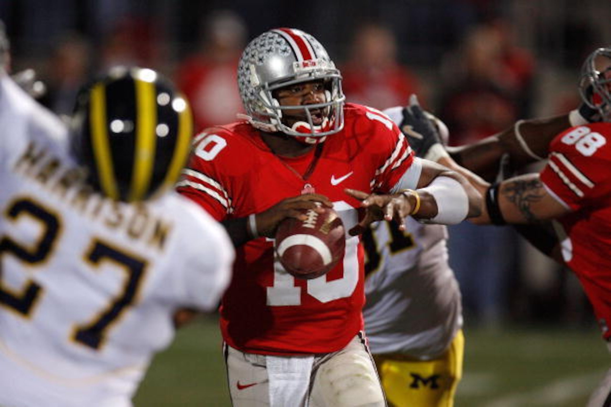 COLUMBUS, OH - NOVEMBER 18:  Quarterback Troy Smith #10 of the Ohio State Buckeyes looks to pass against the Michigan Wolverines November 18, 2006 at Ohio Stadium in Columbus, Ohio. Ohio State won 42-39.  (Photo by Gregory Shamus/Getty Images)