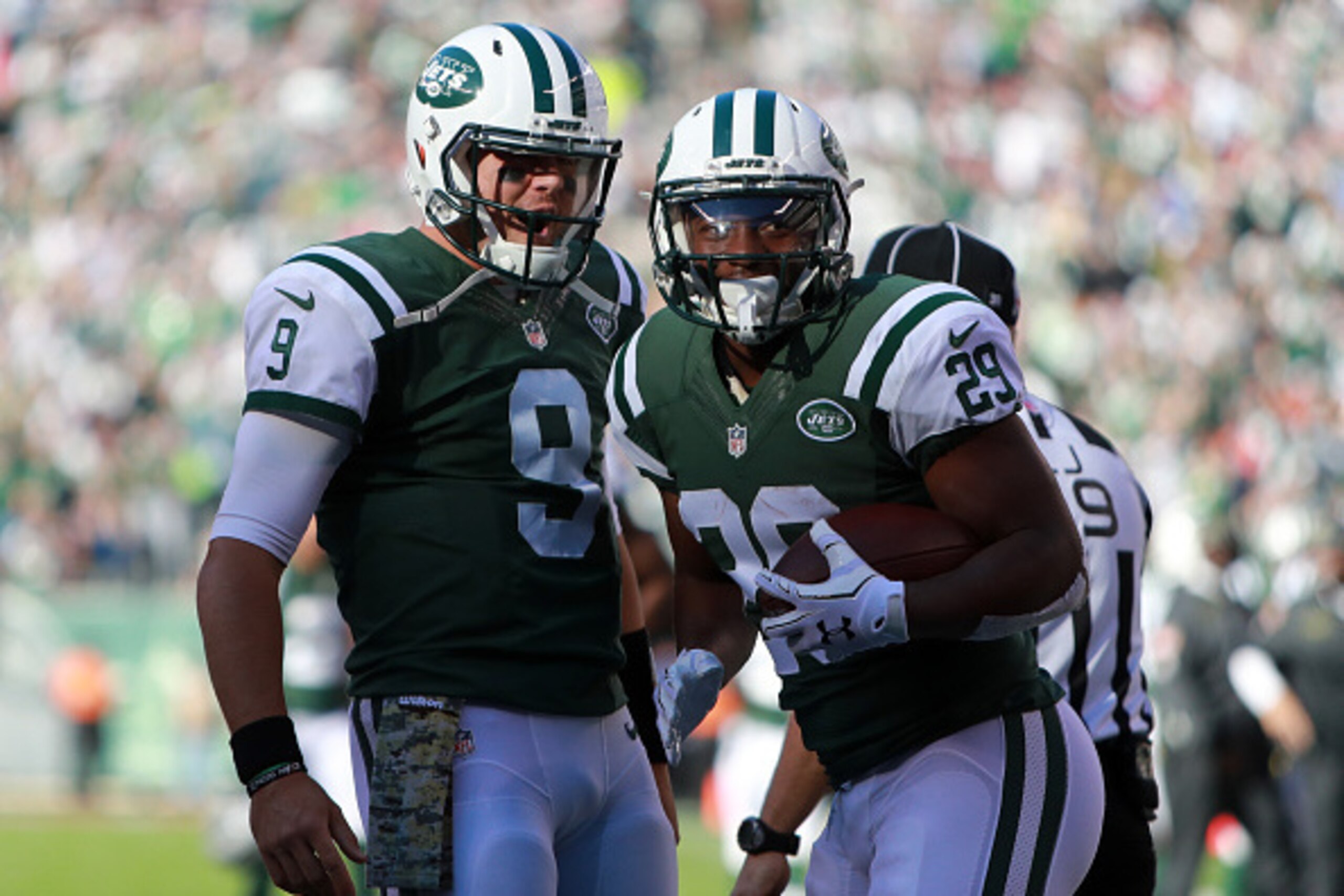 EAST RUTHERFORD, NJ - NOVEMBER 13:  Bilal Powell #29 of the New York Jets celebrates his touchdown against the Los Angeles Rams in the second quarter with teammate  Bryce Petty #9 at MetLife Stadium on November 13, 2016 in East Rutherford, New Jersey.  (P