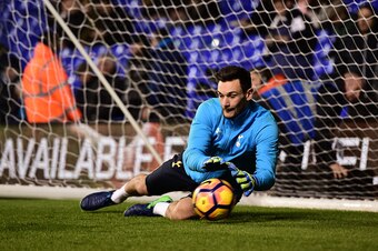 LONDON, ENGLAND - NOVEMBER 19: Hugo Lloris of Tottenham Hotspur warms up prior to the Premier League match between Tottenham Hotspur and West Ham United at White Hart Lane on November 19, 2016 in London, England.  (Photo by Alex Broadway/Getty Images)