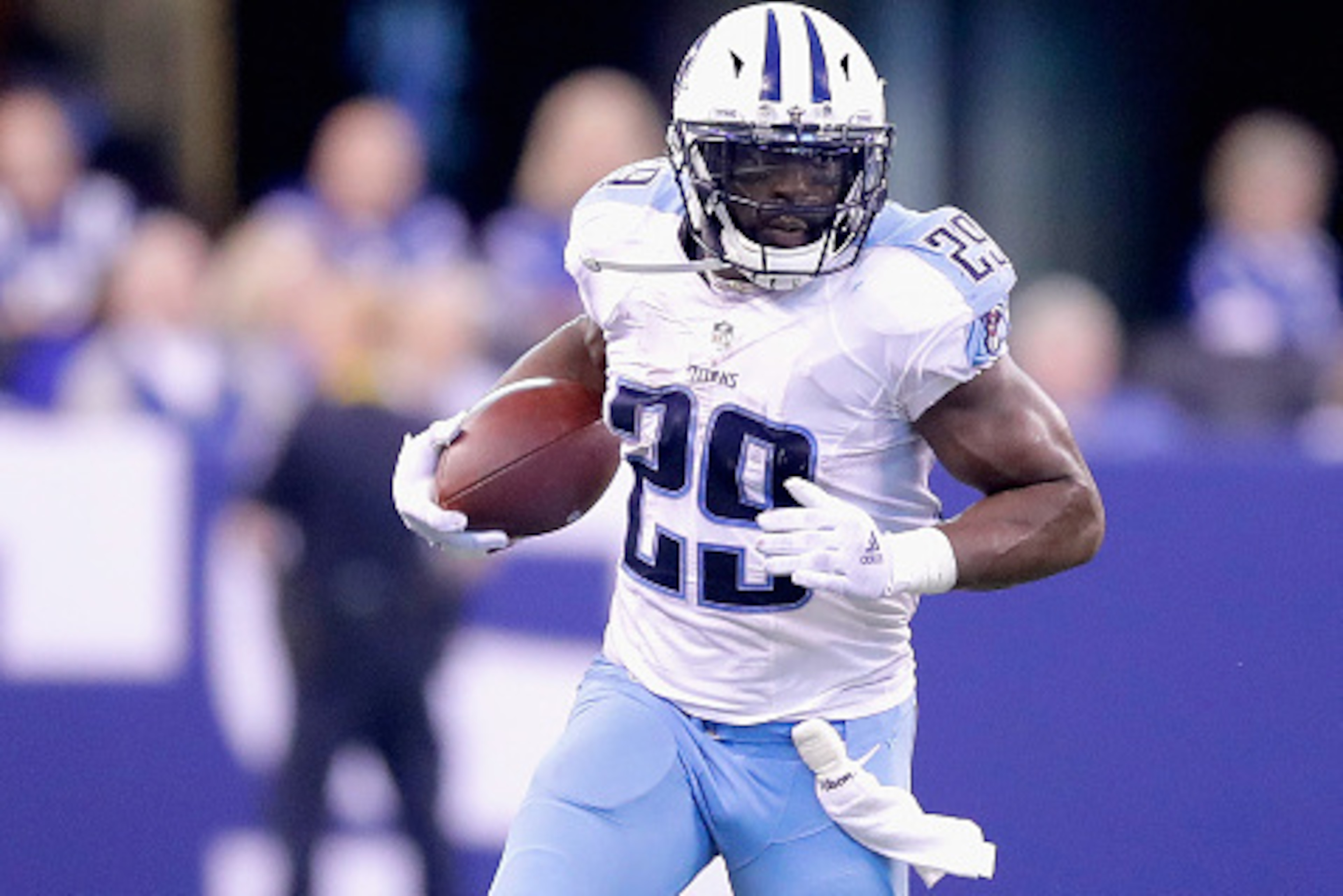INDIANAPOLIS, IN - NOVEMBER 20:  DeMarco Murray #29 of the Tennessee Titans runs with the ball during the game against the Indianapolis Colts at Lucas Oil Stadium on November 20, 2016 in Indianapolis, Indiana.  (Photo by Andy Lyons/Getty Images)