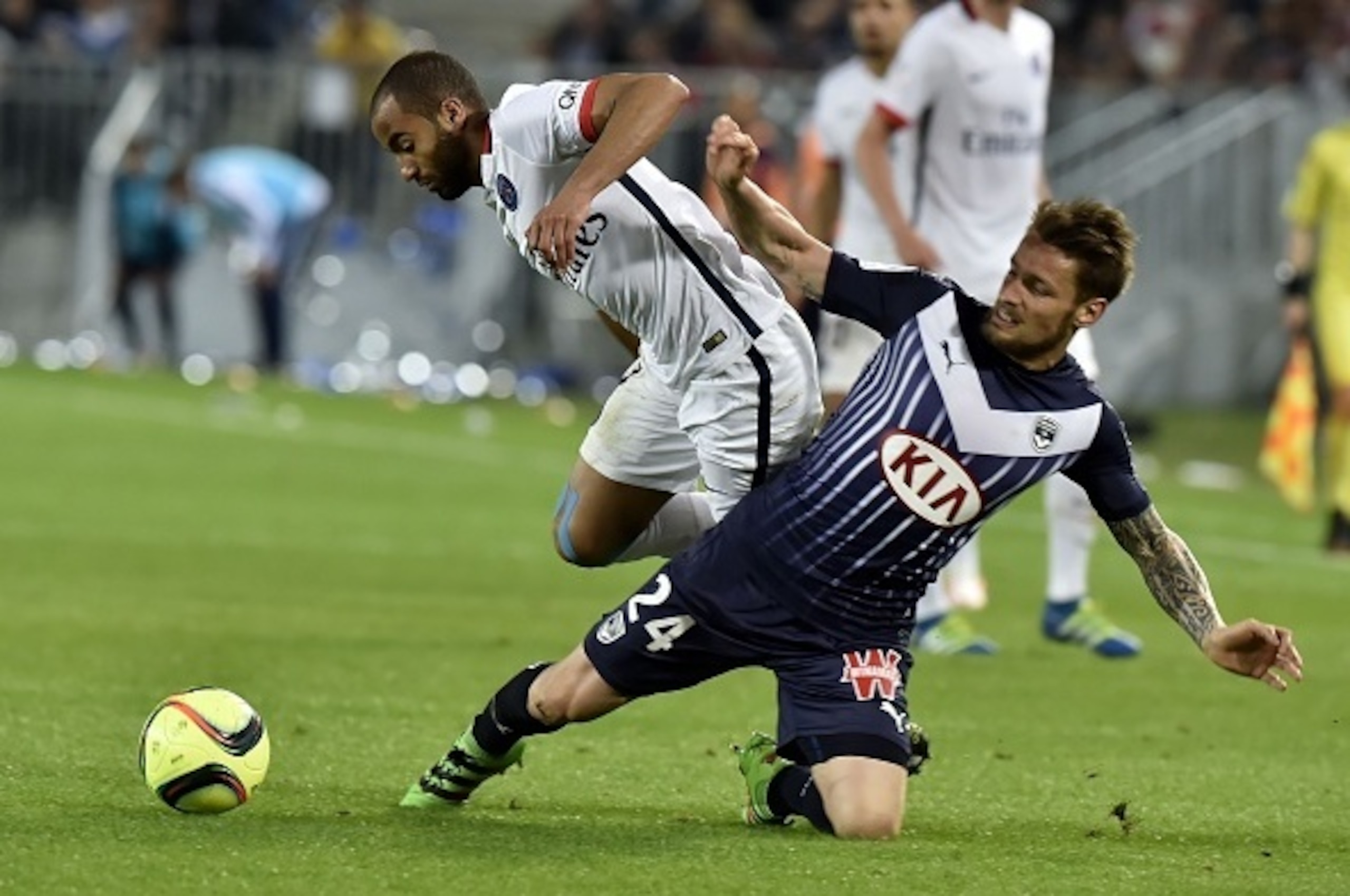 Paris Saint-Germain's Brazilian midfielder Lucas Moura (L) vies with  Bordeaux's French defender Mathieu Debuchy  (R) during  the French L1 football  match between Bordeaux and Paris (PSG) on May 11, 2016 at the Matmut Atlantique stadium in Bordeaux, sout