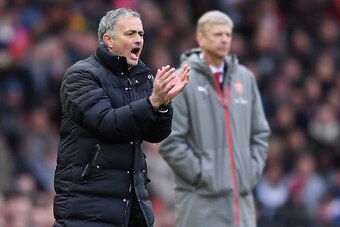 MANCHESTER, ENGLAND - NOVEMBER 19: Jose Mourinho, Manager of Manchester United gives his team instructions during the Premier League match between Manchester United and Arsenal at Old Trafford on November 19, 2016 in Manchester, England.  (Photo by Michae