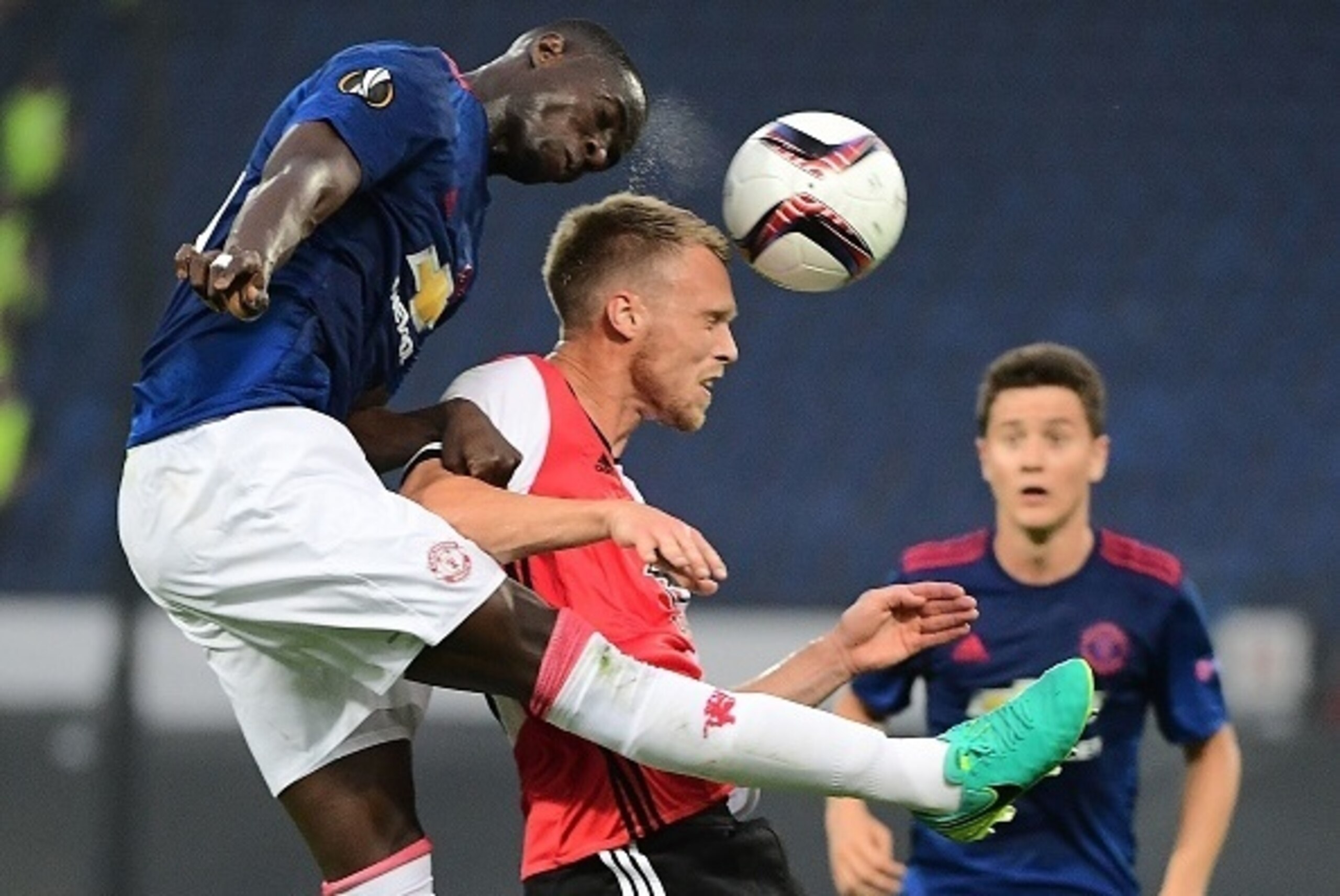 Feyenoord's Nicolai Jorgensen (L) vies with Manchester United's Eric Bailly during the UEFA Europa League football match between Feyenoord Rotterdam and Manchester United at the Feyenoord Stadium in Rotterdam on September 15, 2016.  / AFP / EMMANUEL DUNAN