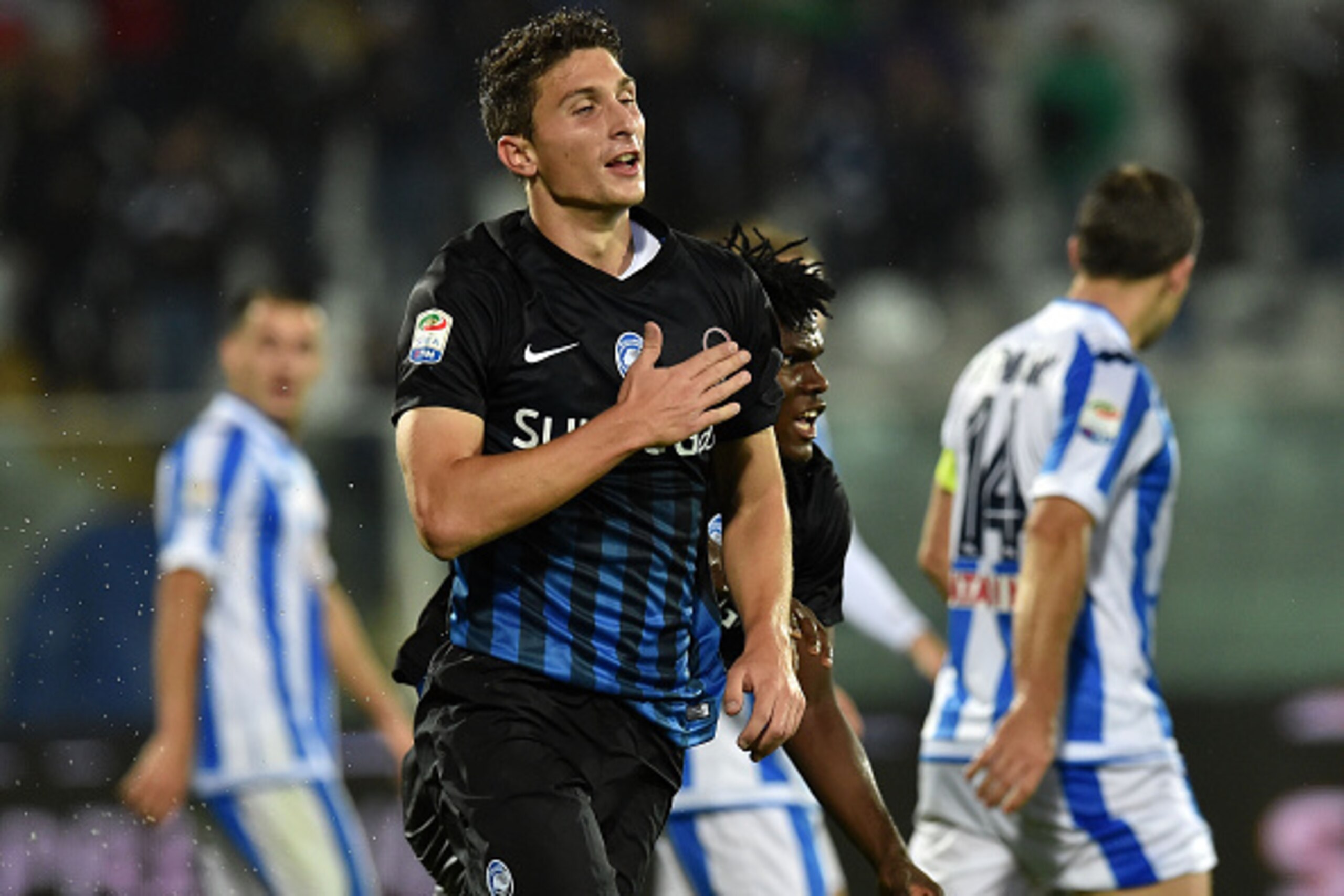 PESCARA, ITALY - OCTOBER 26:  Mattia Caldara of Atalanta BC celebrates after scoring the opening goal during the Serie A match between Pescara Calcio and Atalanta BC at Adriatico Stadium on October 26, 2016 in Pescara, Italy.  (Photo by Giuseppe Bellini/G