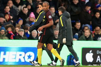 LONDON, ENGLAND - NOVEMBER 19: Vincent Kompany of Manchester City is taken off injured during the Premier League match between Crystal Palace and Manchester City at Selhurst Park on November 19, 2016 in London, England.  (Photo by Stephen Pond/Getty Image