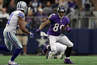 ARLINGTON, TX - NOVEMBER 20:   Steve Smith #89 of the Baltimore Ravens runs after catching a pass against the Dallas Cowboys at AT&T Stadium on November 20, 2016 in Arlington, Texas.  (Photo by Ronald Martinez/Getty Images)