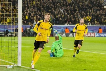 (L-R) Marco Reus of Borussia Dortmund, goalkeeper Radoslaw Cierzniak of Legia Warsaw, Gonzalo Castro of Borussia Dortmundduring the UEFA Champions League group F match between Borussia Dortmund and Legia Warsaw on November 22, 2016 at the Signal Iduna Par