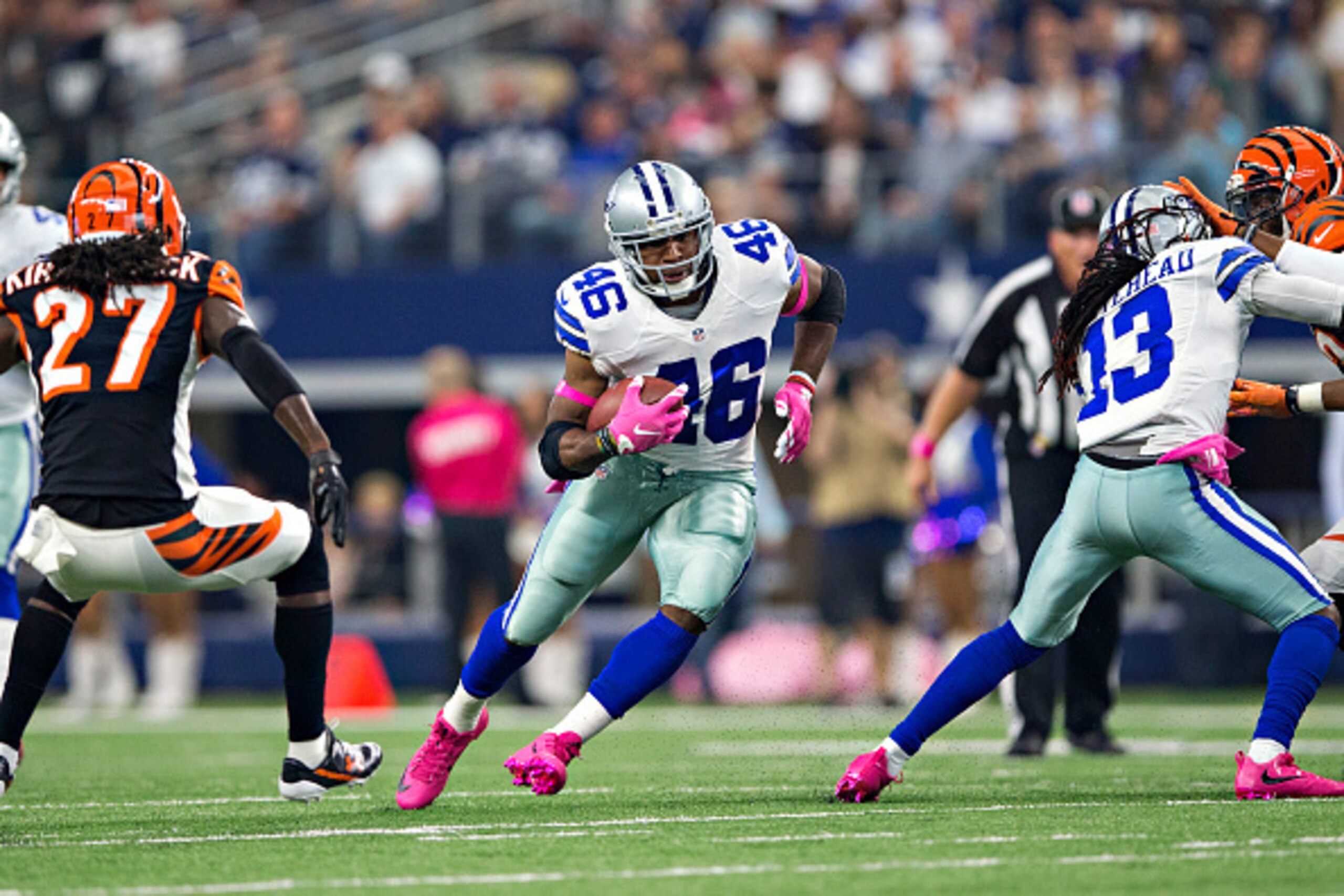 ARLINGTON, TX - OCTOBER 09: Alfred Morris #46 of the Dallas Cowboys runs the ball and is hit by Dre Kirkpatrick #27 of the Cincinnati Bengals at AT&T Stadium on October 9, 2016 in Arlington, Texas. The Cowboys defeated the Bengals 28-14.  (Photo by Wesley