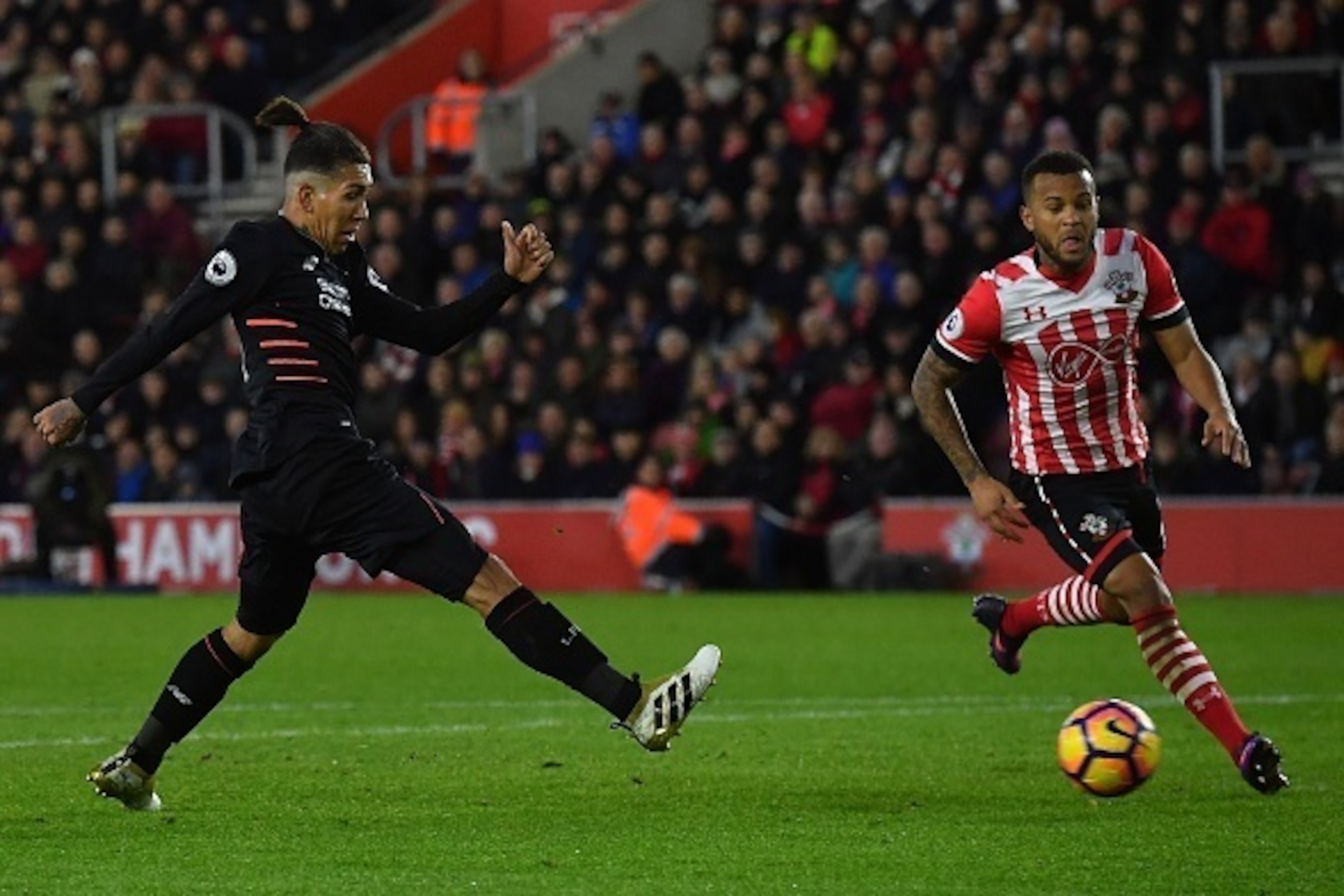 Liverpool's Brazilian midfielder Roberto Firmino (L) shoots but fails to score during the English Premier League football match between Southampton and Liverpool at St Mary's Stadium in Southampton, southern England on November 19, 2016. / AFP / BEN STANS Liverpool's Brazilian midfielder Roberto Firmino (L) shoots but fails to score during the English Premier League football match between Southampton and Liverpool at St Mary's Stadium in Southampton, southern England on November 19, 2016. / AFP / BEN STANS