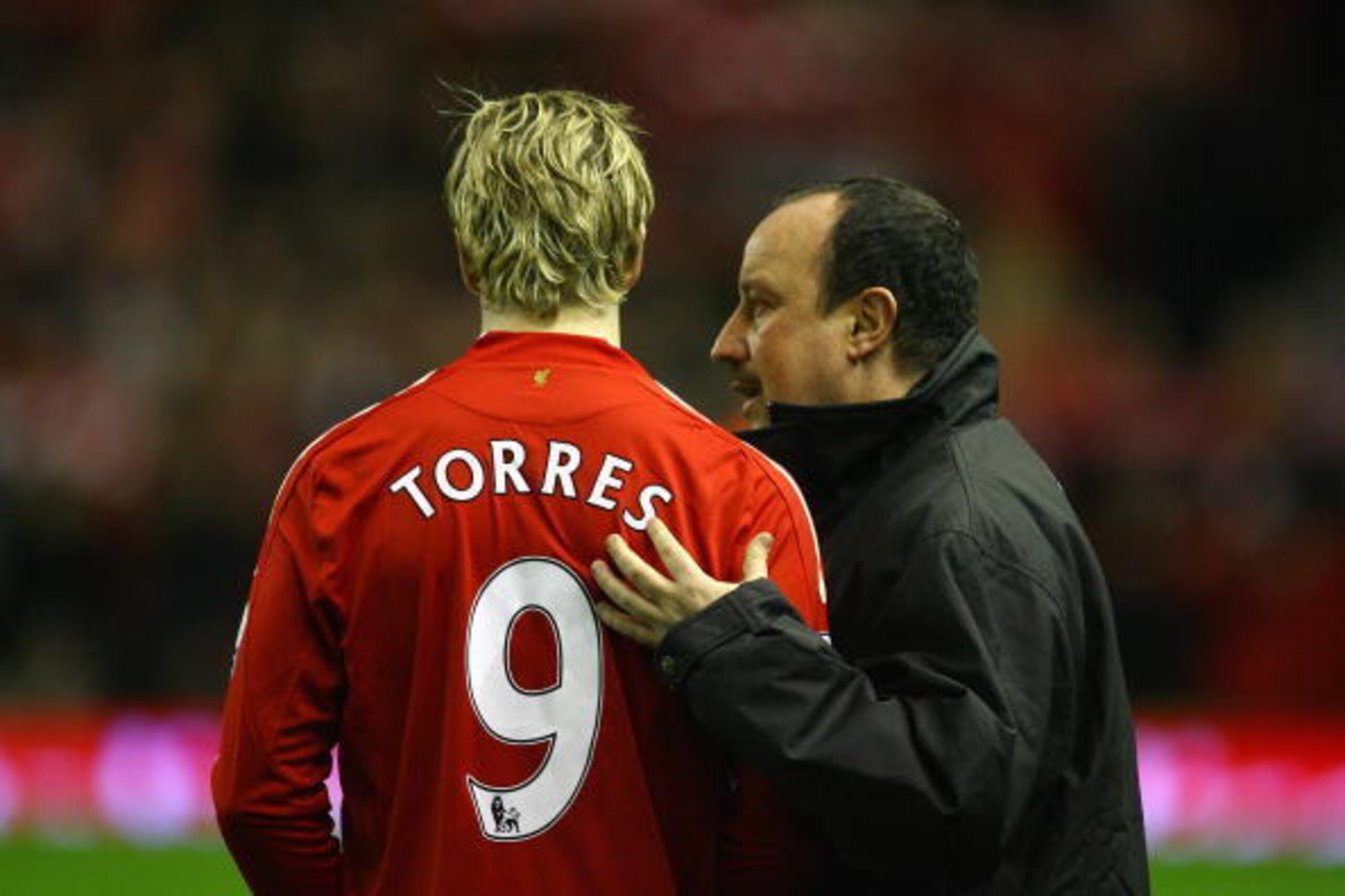LIVERPOOL, UNITED KINGDOM - JANUARY 19:  Liverpool Manager Rafael Benitez chats with Fernando Torres of Liverpool prior to the Barclays Premier League match between Liverpool and Everton at Anfield on January 19, 2009 in Liverpool, England. (Photo by Alex
