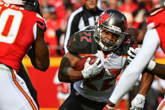 KANSAS CITY, MO - NOVEMBER 20: Running back Doug Martin #22 of the Tampa Bay Buccaneers rushes through a hole in the line against the Kansas City Chiefs at Arrowhead Stadium during the first quarter of the game on November 20, 2016 in Kansas City, Missour