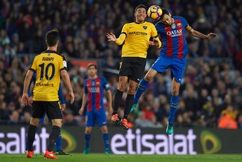 BARCELONA, SPAIN - NOVEMBER 19:  Sergio Busquets of Barcelona competes for the ball with Fornals (L) of Malaga during the La Liga match between FC Barcelona and Malaga CF at Camp Nou stadium on November 19, 2016 in Barcelona, Spain.  (Photo by Manuel Quei