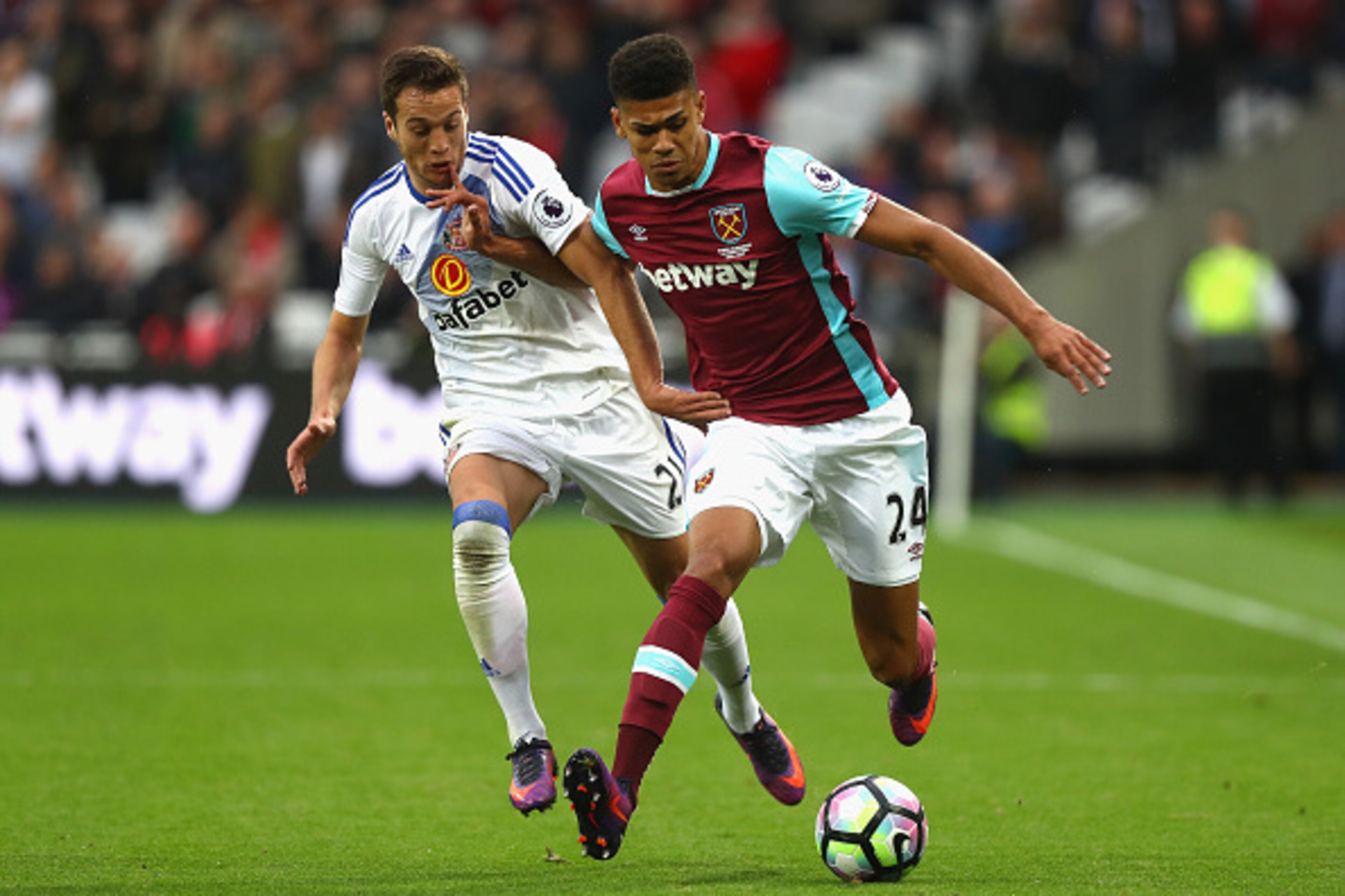 LONDON, ENGLAND - OCTOBER 22: Javier Manquillo of Sunderland (L) and Ashley Fletcher of West Ham United (R) battle for possession during the Premier League match between West Ham United and Sunderland at Olympic Stadium on October 22, 2016 in London, Eng LONDON, ENGLAND - OCTOBER 22: Javier Manquillo of Sunderland (L) and Ashley Fletcher of West Ham United (R) battle for possession during the Premier League match between West Ham United and Sunderland at Olympic Stadium on October 22, 2016 in London, Eng