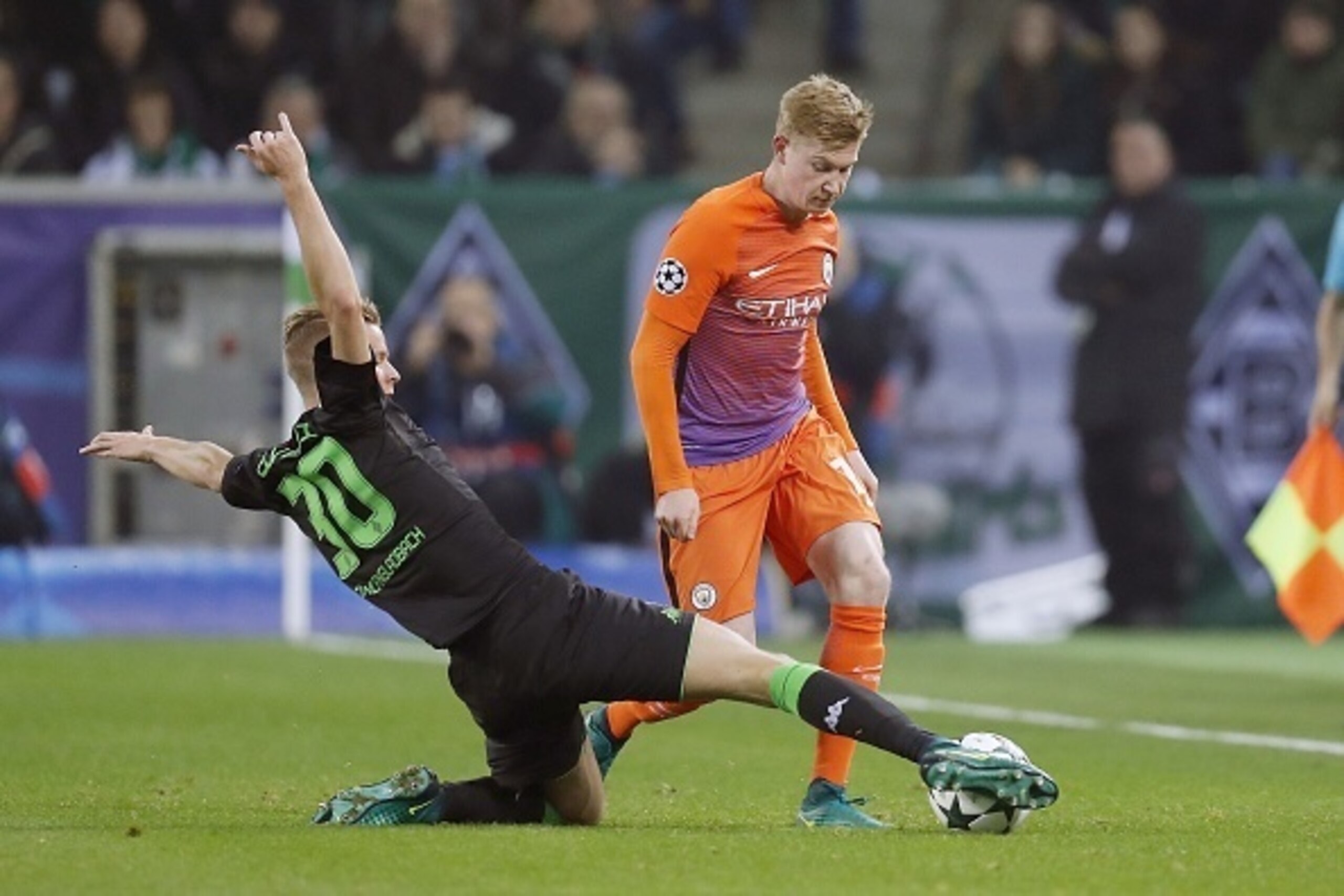 (L-R) Nico Elvedi of Borussia Monchengladbach, Kevin De Bruyne of Manchester Cityduring the UEFA Champions League group C match between Borussia Monchengladbach and Manchester City on November 23, 2016 at the Borussia Park stadium in Monchengladbach, Germ