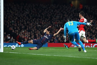 LONDON, ENGLAND - NOVEMBER 23: Edinson Cavani of PSG (L) scores his sides first goal during the UEFA Champions League Group A match between Arsenal FC and Paris Saint-Germain at the Emirates Stadium on November 23, 2016 in London, England.  (Photo by Juli