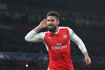 Arsenal's French striker Olivier Giroud celebrate after Paris Saint-Germain's Italian midfielder Marco Verratti scored an own goal for Arsenal's second goal during the UEFA Champions League group A football match between Arsenal and Paris Saint-Germain at