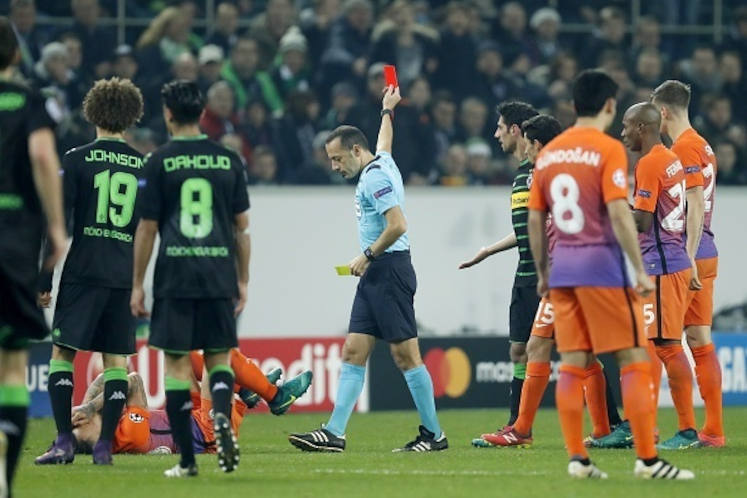 (L-R) Fabian Johnson of Borussia Monchengladbach, Nicolas Otamendi of Manchester City, Mahmoud Dahoud of Borussia Monchengladbach, referee Cuneyt Cakรตr, Lars Stindl of Borussia Monchengladbach, Jesus Navas of Manchester City, Ilkay Gundogan of Manchester (L-R) Fabian Johnson of Borussia Monchengladbach, Nicolas Otamendi of Manchester City, Mahmoud Dahoud of Borussia Monchengladbach, referee Cuneyt Cakรตr, Lars Stindl of Borussia Monchengladbach, Jesus Navas of Manchester City, Ilkay Gundogan of Manchester