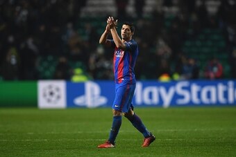Barcelona's Uruguayan striker Luis Suarez applauds at the end of the UEFA Champions League group C football match between Celtic and Barcelona at Celtic Park in Glasgow on November 23, 2016. / AFP / Paul ELLIS        (Photo credit should read PAUL ELLIS/A