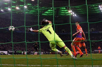 Manchester City's Chilean goalkeeper Claudio Bravo fails to save the opening goal during the UEFA group C Champions League football match between Borussia Moenchengladbach and Manchester City on November 23, 2016 in Moenchengladbach, western Germany. / AF