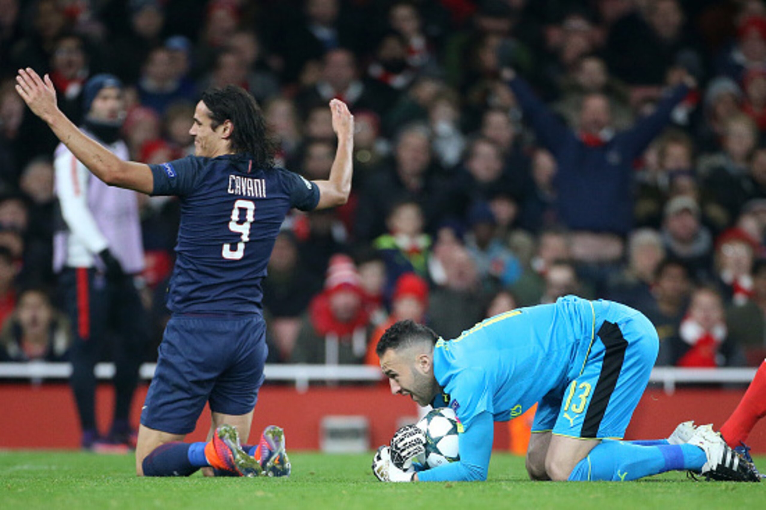 LONDON, ENGLAND - NOVEMBER 23: Edinson Cavani of PSG reacts while goalkeeper of Arsenal David Ospina catches the ball during the UEFA Champions League match between Arsenal FC and Paris Saint-Germain at Emirates Stadium on November 23, 2016 in London, Eng