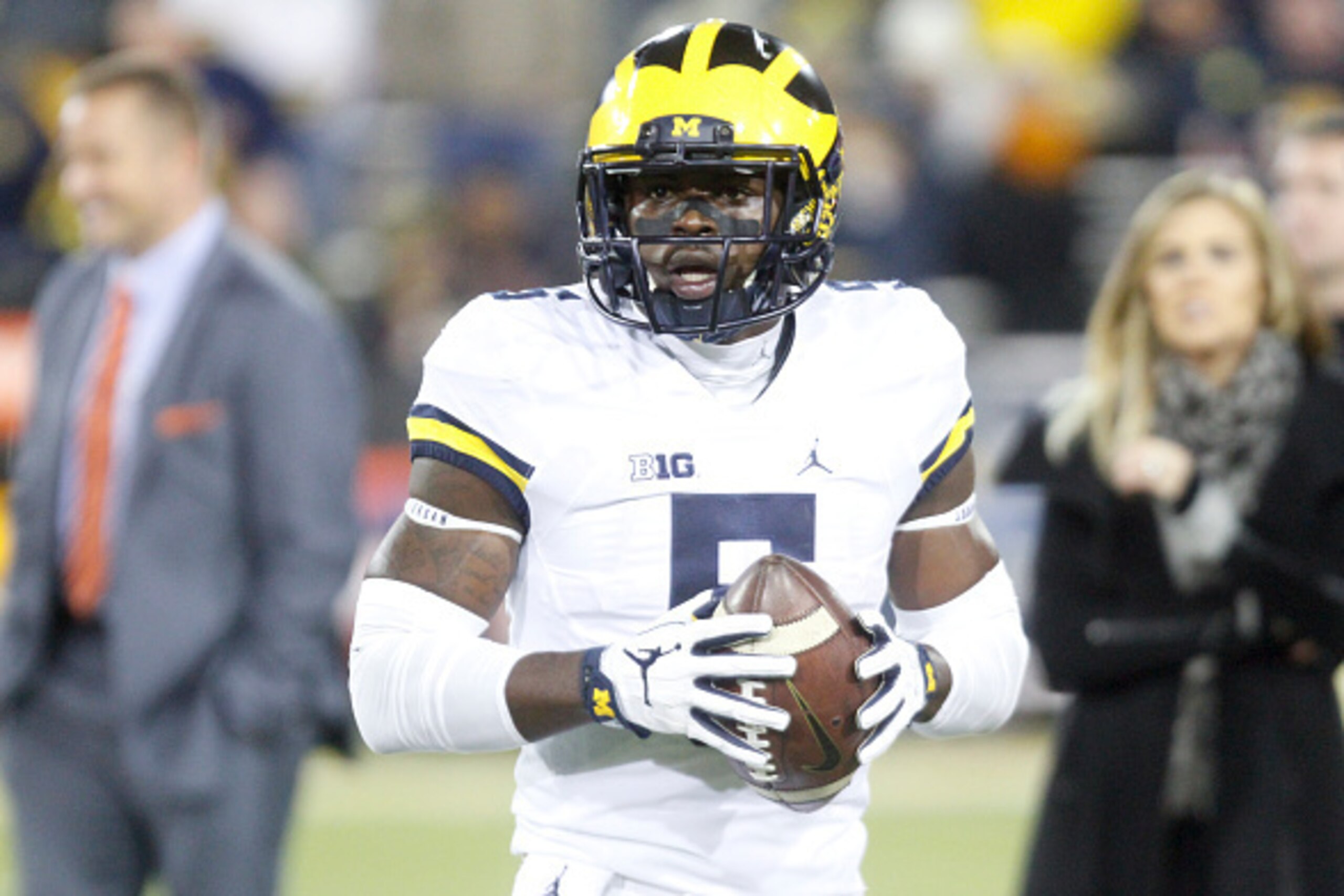 IOWA CITY, IOWA- NOVEMBER 12:  Linebacker Jabrill Peppers #5 of the Michigan Wolverines warms up before the match-up against the Iowa Hawkeyes on November 12, 2016 at Kinnick Stadium in Iowa City, Iowa.  (Photo by Matthew Holst/Getty Images)