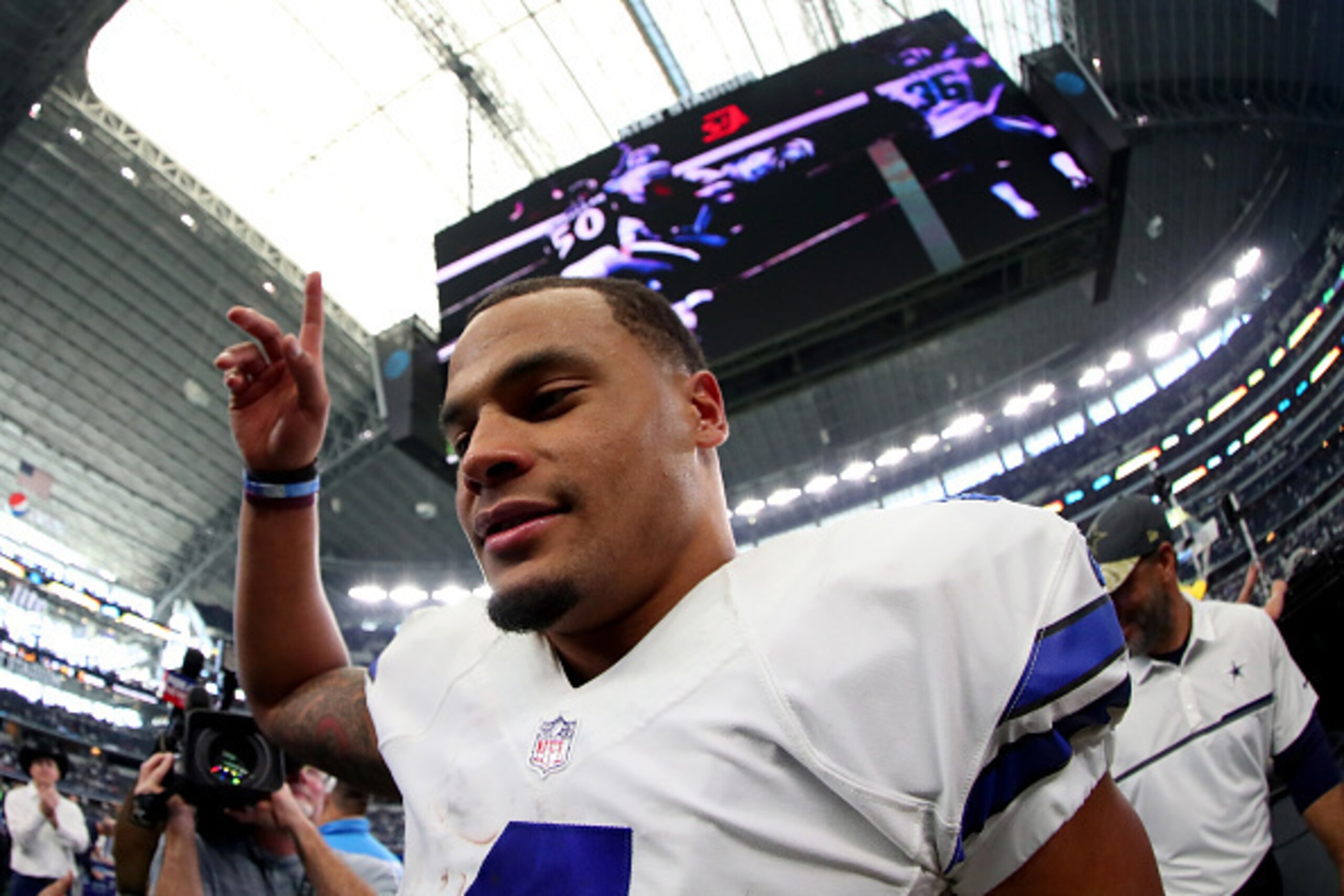 ARLINGTON, TX - NOVEMBER 20:  Dak Prescott #4 of the Dallas Cowboys celebrates after the Dallas Cowboys beat the Baltimore Ravens27-17 at AT&T Stadium on November 20, 2016 in Arlington, Texas.  (Photo by Tom Pennington/Getty Images)
