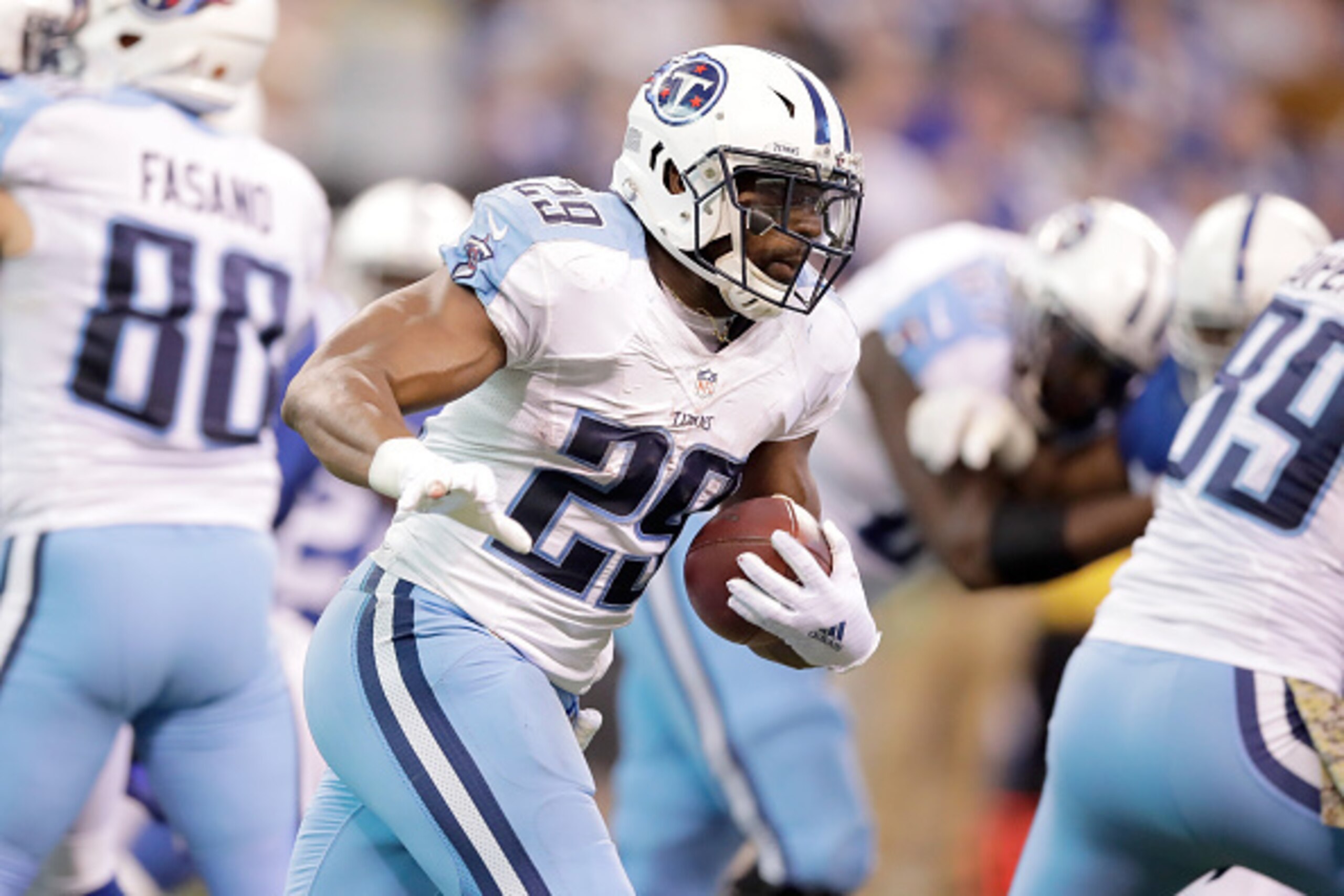 INDIANAPOLIS, IN - NOVEMBER 20:  DeMarco Murray #29 of the Tennessee Titans runs with the ball during the game against the Indianapolis Colts at Lucas Oil Stadium on November 20, 2016 in Indianapolis, Indiana.  (Photo by Andy Lyons/Getty Images)