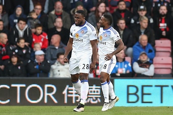 BOURNEMOUTH, ENGLAND - NOVEMBER 05:  Victor Anichebe of Sunderland (L) celebrates scoring his sides first goal with Jermain Defoe of Sunderland (R) during the Premier League match between AFC Bournemouth and Sunderland at Vitality Stadium on November 5, 2