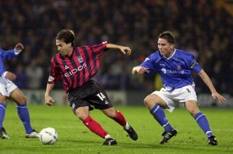 27 Jan 2002:  Eyal Berkovic of Manchester City is closely watched by Jermaine Wright (left) and Matt Holland (right) of Ipswich Town during the AXA sponsored FA Cup fourth round match played at Portman Road, in Ipswich, England. Manchester City won the ma