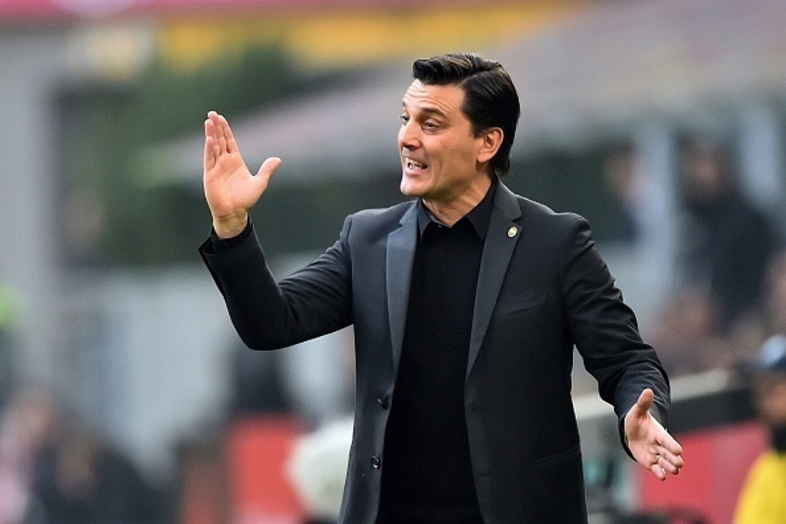 AC Milan's Serbian coach Vincenzo Montella reacts during the Italian Serie A football match between AC  Milan and Pescara at the San Siro Stadium in Milan on October 30, 2016. / AFP / GIUSEPPE CACACE        (Photo credit should read GIUSEPPE CACACE/AFP/Ge