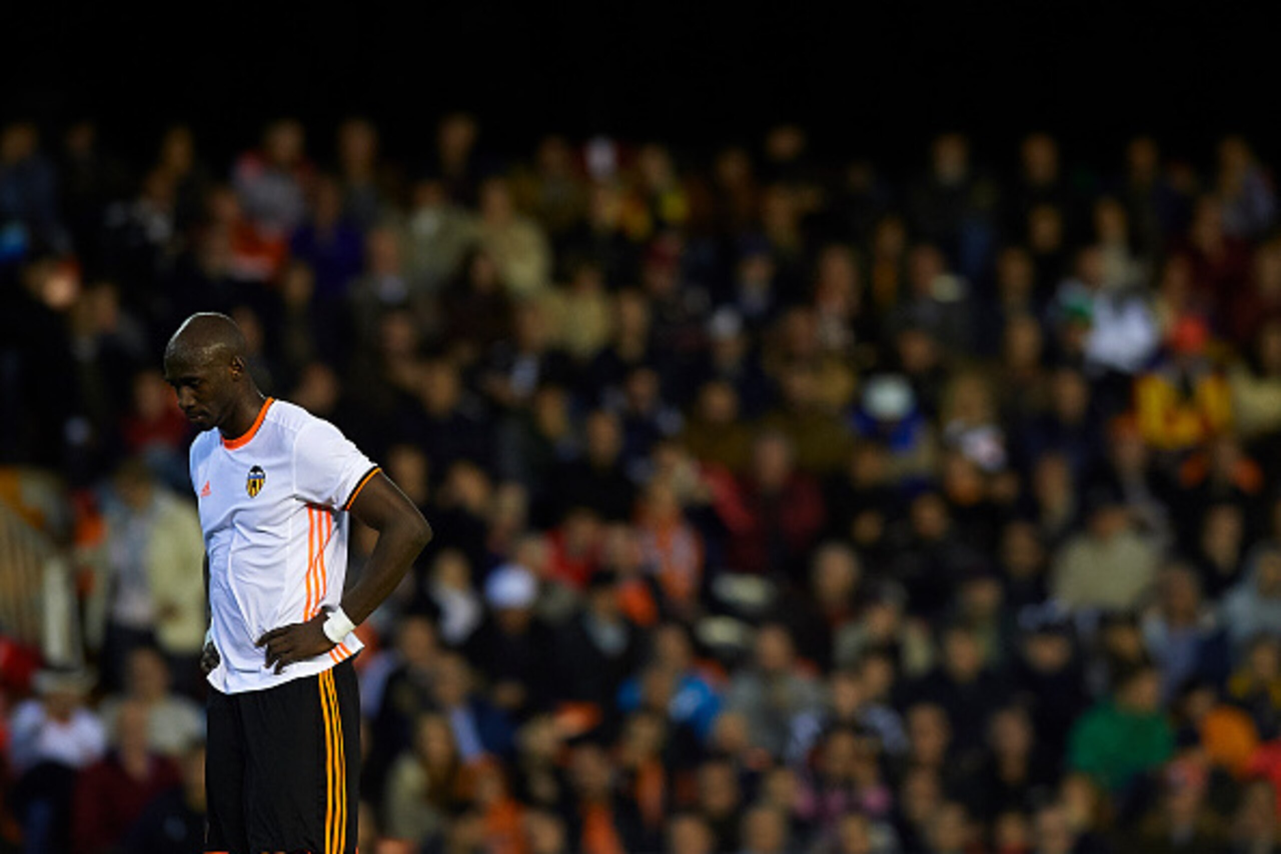 VALENCIA, SPAIN - NOVEMBER 20:  Eliaquim Mangala of Valencia reacts during the La Liga match between Valencia CF and Granada CF at Mestalla Stadium on November 20, 2016 in Valencia, Spain.  (Photo by Manuel Queimadelos Alonso/Getty Images)