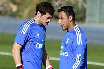 Real Madrid's goalkeeper and captain Iker Casillas (L) and Real Madrid's Costa Rican goalkeeper Keylor Navas take part in a training session on the eve of the Spanish 'clasico' football match Real Madrid vs Barcelona at the Valdebebas training center in M