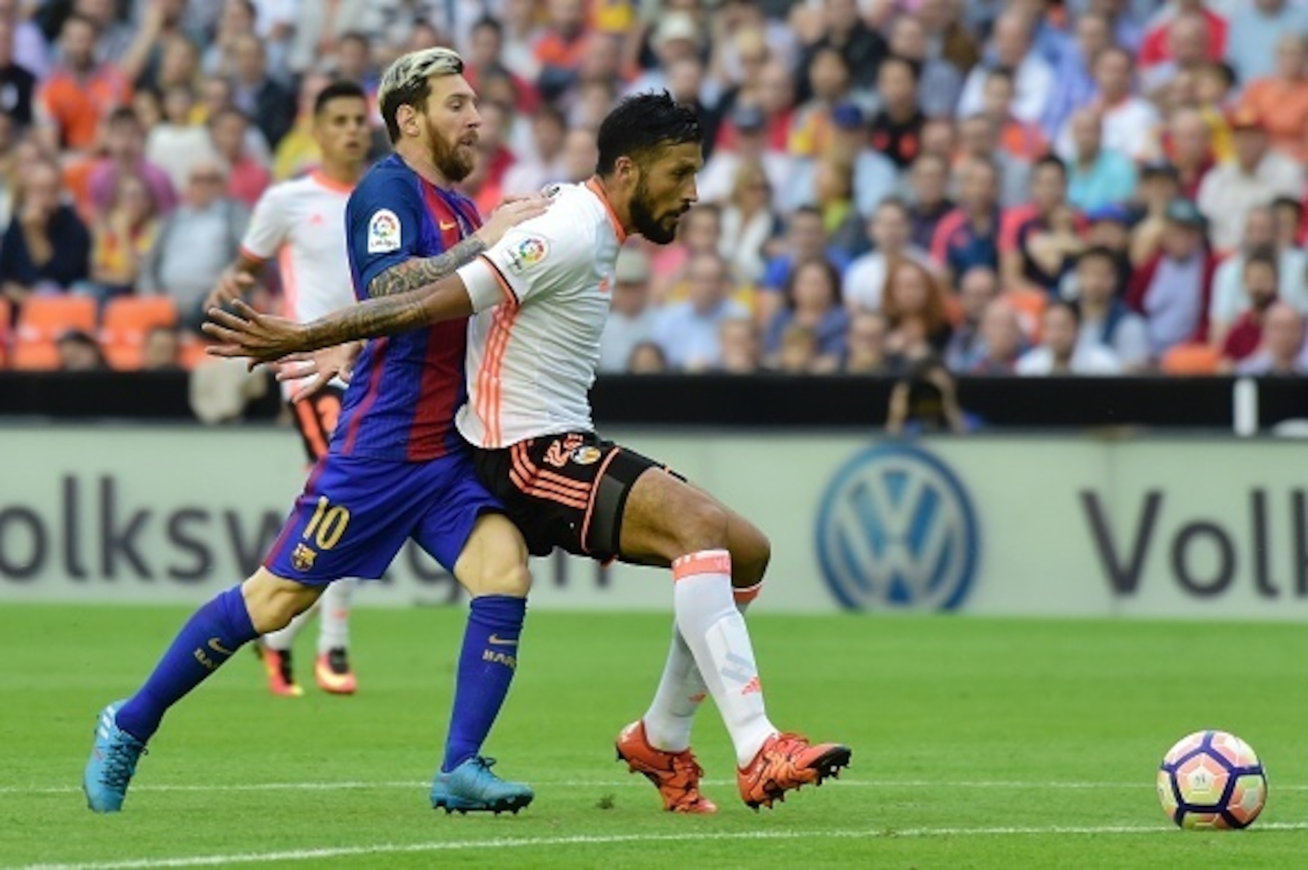 Barcelona's Argentinian forward Lionel Messi (L) vies with Valencia's Argentinian defender Ezequiel Garay during the Spanish league football match Valencia CF vs FC Barcelona at the Mestalla stadium in Valencia on October 22, 2016. / AFP / JOSE JORDAN Barcelona's Argentinian forward Lionel Messi (L) vies with Valencia's Argentinian defender Ezequiel Garay during the Spanish league football match Valencia CF vs FC Barcelona at the Mestalla stadium in Valencia on October 22, 2016. / AFP / JOSE JORDAN