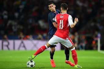 Paris Saint-Germain's Argentinian midfielder Angel Di Maria (L) vies with Arsenal's German midfielder Mesut Ozil during the UEFA Champions League Group A football match between Paris-Saint-Germain vs Arsenal FC, on September 13, 2016 at the Parc des Princ