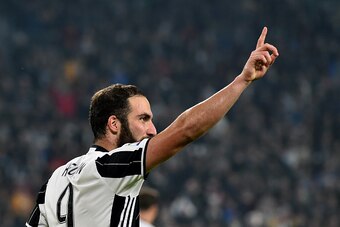 Juventus' forward from Argentina Gonzalo Higuain celebrates after scoring a goal during the Italian Serie A football match Juventus vs Napoli at Juventus Stadium in Turin on October 29,  2016. / AFP / GIUSEPPE CACACE        (Photo credit should read GIUSE