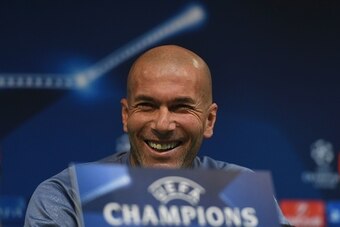 Real Madrid's French head coach Zinedine Zidane holds a press conference at Alvalade stadium in Lisbon on November 21, 2016, on the eve of the UEFA Champions League group F football match Sporting CP vs Real Madrid. / AFP / FRANCISCO LEONG        (Photo c