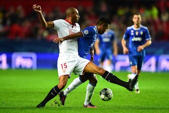 SEVILLE, SPAIN - NOVEMBER 22:  Alex Sandro of Juventus battles with Steven N'Zonzi of Sevilla  during the UEFA Champions League match between Sevilla FC and Juventus at Estadio Ramon Sanchez Pizjuan on November 22, 2016 in Seville, Spain.  (Photo by Richa