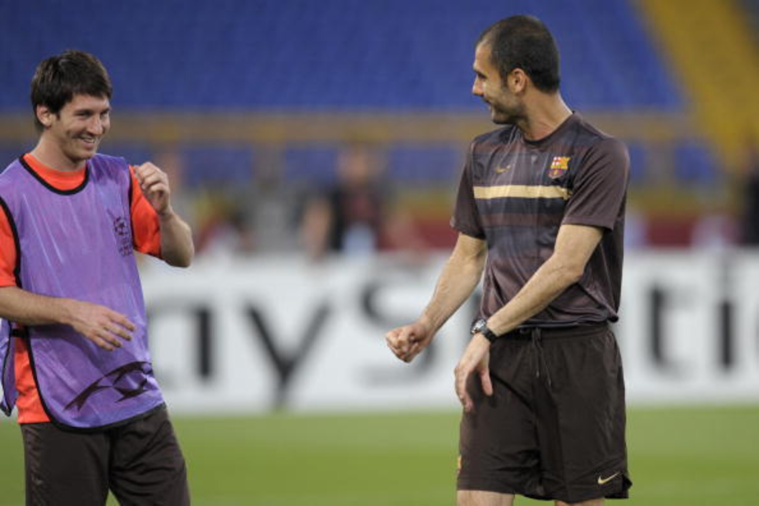 Barcelona's Argentinian midfielder Lionel Messi (L) talks with coach Pep Guardiola during a training session at the Olympic stadium in Rome on May 26, 2009 on the eve of the Champions League final between Barcelona and Manchester United. It promises to be