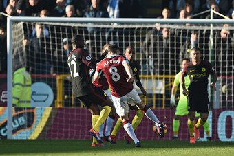 Burnley's English midfielder Dean Marney (C) shoots to score the opening goal of the English Premier League football match between Burnley and Manchester City at Turf Moor in Burnley, north west England on November 26, 2016. / AFP / Oli SCARFF / RESTRICTE