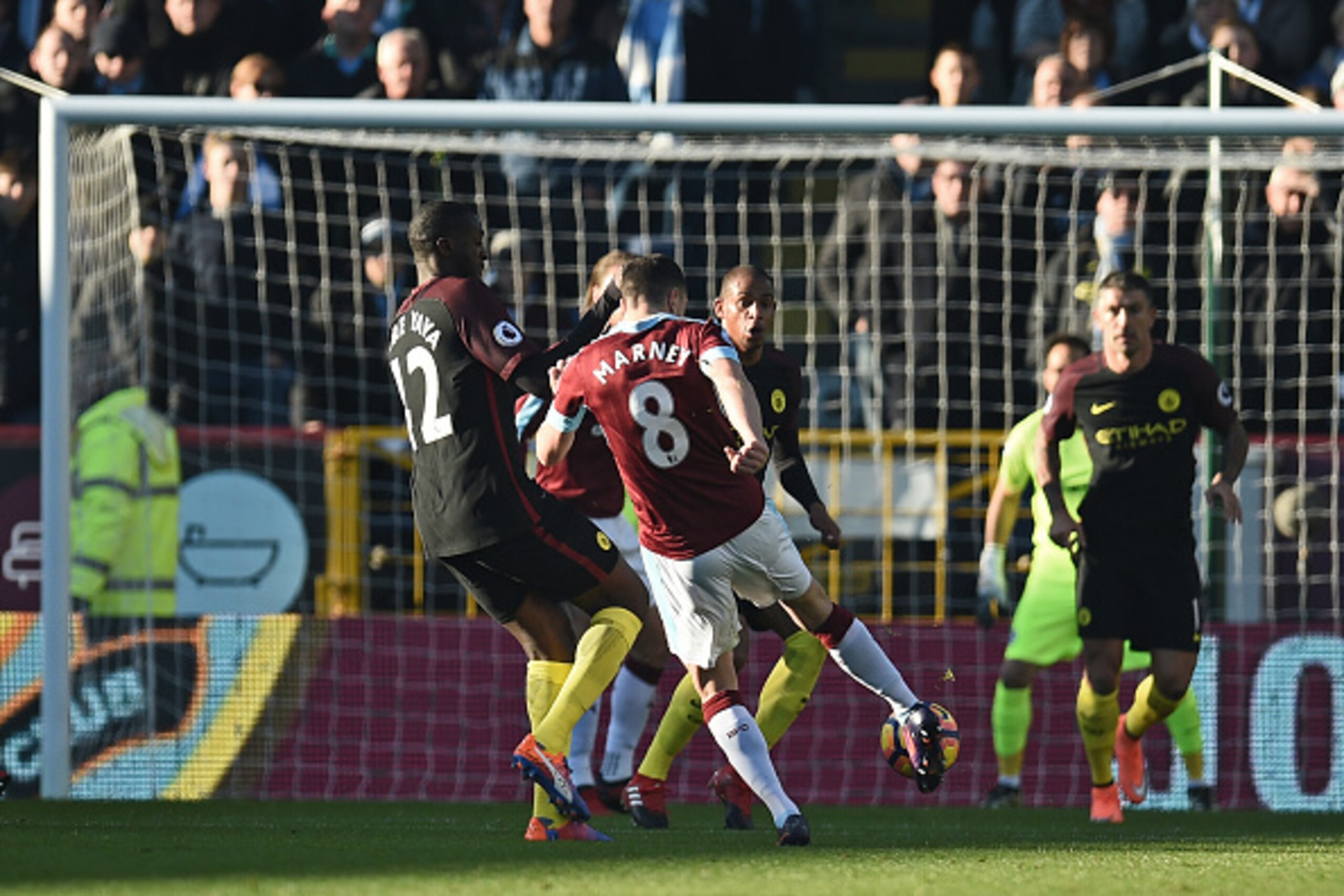 Burnley's English midfielder Dean Marney (C) shoots to score the opening goal of the English Premier League football match between Burnley and Manchester City at Turf Moor in Burnley, north west England on November 26, 2016. / AFP / Oli SCARFF / RESTRICTE Burnley's English midfielder Dean Marney (C) shoots to score the opening goal of the English Premier League football match between Burnley and Manchester City at Turf Moor in Burnley, north west England on November 26, 2016. / AFP / Oli SCARFF / RESTRICTE