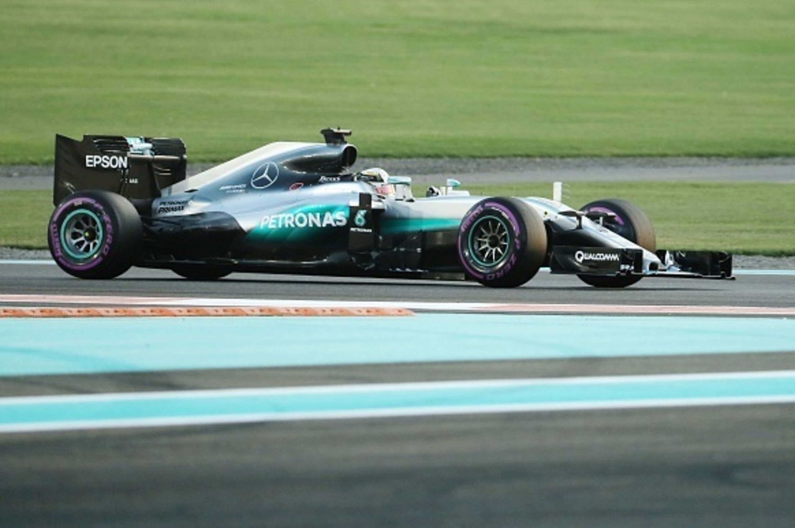 Mercedes AMG Petronas F1 Team's British driver Lewis Hamilton steers his car during the qualifying session as part of the Abu Dhabi Formula One Grand Prix at the Yas Marina circuit on November 26, 2016. / AFP / Karim Sahib        (Photo credit should read