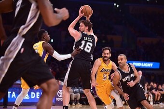 Pau Gasol of the San Antonio Spurs looks to pass under pressure from Julius Randle the Los Angeles Lakers as Jose Calderon (#5) stays close to Tony Parker on November 19, 2016 in Los Angeles, California during the NBA basketball matchup.  / AFP / Frederic