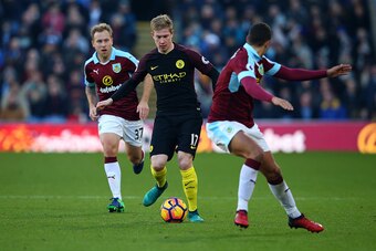 BURNLEY, ENGLAND - NOVEMBER 26: Kevin De Bruyne of Manchester City in action during the Premier League match between Burnley and Manchester City at Turf Moor on November 26, 2016 in Burnley, England.  (Photo by Alex Livesey/Getty Images)