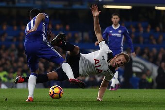 LONDON, ENGLAND - NOVEMBER 26: Harry Kane of Tottenham Hotspur is challenged by Pedro of Chelsea  during the Premier League match between Chelsea and Tottenham Hotspur at Stamford Bridge on November 26, 2016 in London, England.  (Photo by Clive Rose/Getty