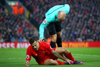 LIVERPOOL, ENGLAND - NOVEMBER 26:  Referee Anthony Taylor talks to Philippe Coutinho of Liverpool during the Premier League match between Liverpool and Sunderland at Anfield on November 26, 2016 in Liverpool, England.  (Photo by Clive Brunskill/Getty Imag