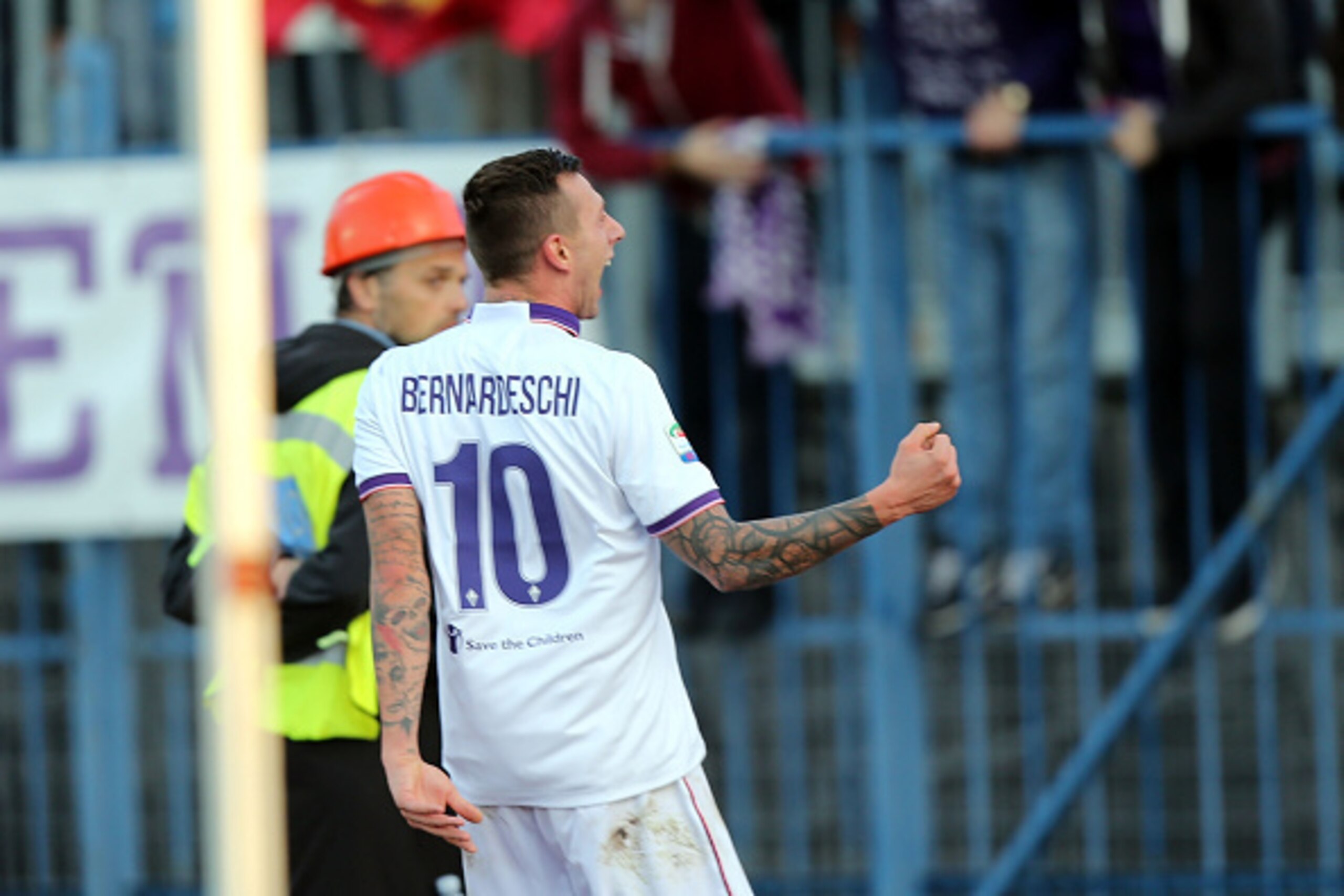 EMPOLI, ITALY - NOVEMBER 20: Federico Bernardeschi of ACF Fiorentina celebrates after scoring a goal during the Serie A match between Empoli FC and ACF Fiorentina at Stadio Carlo Castellani on November 20, 2016 in Empoli, Italy.  (Photo by Gabriele Maltin