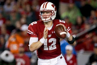 MADISON, WI - OCTOBER 15:  Alex Hornibrook #12 of the Wisconsin Badgers drops back to pass in the third quarter against the Ohio State Buckeyes at Camp Randall Stadium on October 15, 2016 in Madison, Wisconsin. (Photo by Dylan Buell/Getty Images)