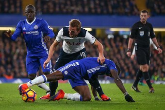 LONDON, ENGLAND - NOVEMBER 26: Harry Kane of Tottenham Hotspur gets caught up with N'golo Kante and Victor Moses of Chelsea during the Premier League match between Chelsea and Tottenham Hotspur at Stamford Bridge on November 26, 2016 in London, England. (