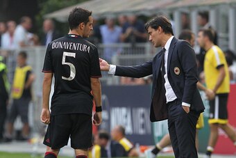 MILAN, ITALY - SEPTEMBER 11:  AC Milan coach Vincenzo Montella issues instructions to his player Giacomo Bonaventura during the Serie A match between AC Milan and Udinese Calcio at Stadio Giuseppe Meazza on September 11, 2016 in Milan, Italy.  (Photo by M